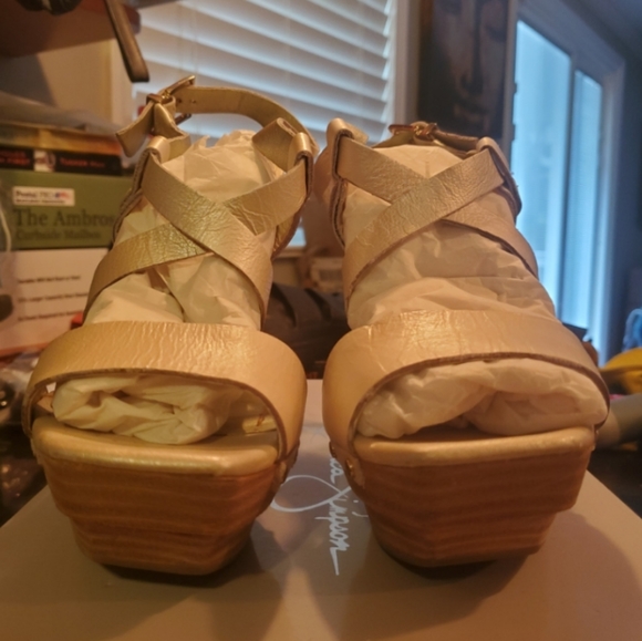 JESSICA SIMPSON Irridescent Cream Leather Platform - Picture 2 of 9